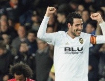 Marcelo (izq.) se lamenta tras una nueva caída del equipo blanco, que se rezagó a 13 puntos del Barcelona en la Liga española. AP / A. Saiz