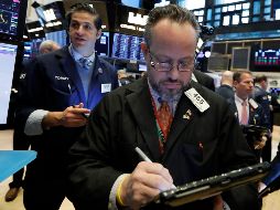 El índice industrial Dow Jones inicia operaciones con un mínimo retroceso, pero minutos después se movía con una ganancia de 108.11 puntos (0.41 por ciento) al situarse en 26 mil 326.24 unidades. AP / ARCHIVO