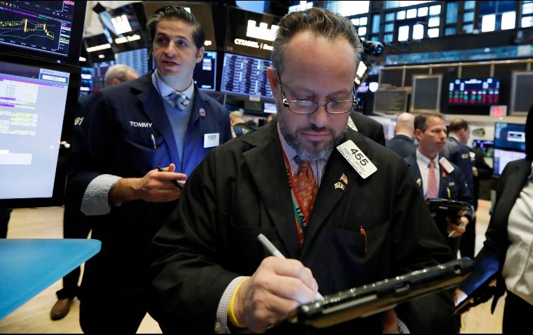 El índice industrial Dow Jones inicia operaciones con un mínimo retroceso, pero minutos después se movía con una ganancia de 108.11 puntos (0.41 por ciento) al situarse en 26 mil 326.24 unidades. AP / ARCHIVO