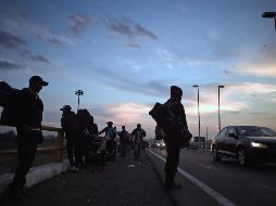 En un redes sociales, la Patrulla difundió un video en el que se observa a los extranjeros que cruzan el límite internacional, para enseguida entregarse a los agentes. AFP / ARCHIVO