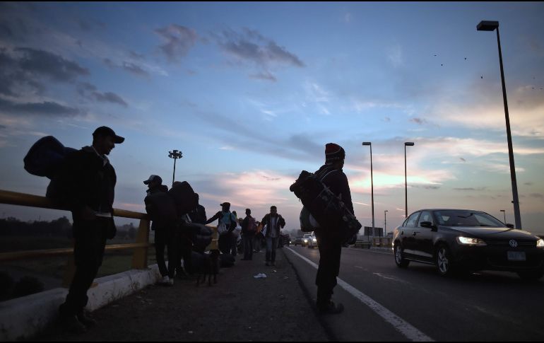 En un redes sociales, la Patrulla difundió un video en el que se observa a los extranjeros que cruzan el límite internacional, para enseguida entregarse a los agentes. AFP / ARCHIVO