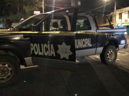 El oficial que circulaba al volante fue lesionado en una mano por las esquirlas mientras que el copiloto recibió las esquirlas en el cuello y la pierna derecha. ESPECIAL/