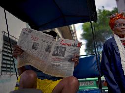 Miles de cubanos prefieren todavía ver noticias en televisores y en periódicos impresos. AP/R. Espinosa
