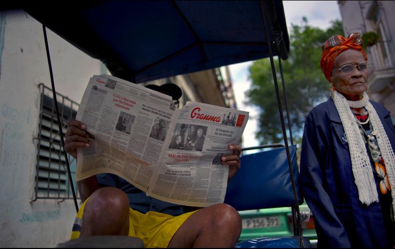 Miles de cubanos prefieren todavía ver noticias en televisores y en periódicos impresos. AP/R. Espinosa