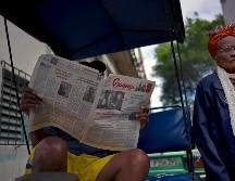 Miles de cubanos prefieren todavía ver noticias en televisores y en periódicos impresos. AP/R. Espinosa