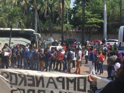 Los estudiantes atravesaron el autobús de pasajeros en el que llegaron para bloquear frente a las instalaciones del Centro de Convenciones Copacabana. TWITTER/@APIGUERRERO