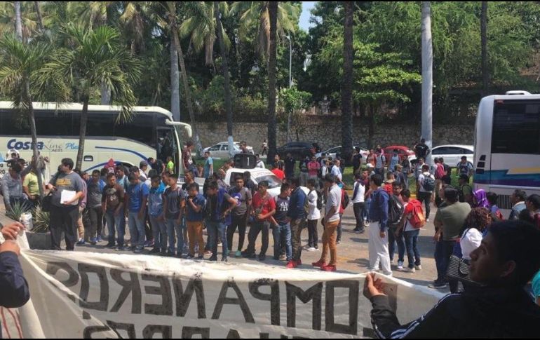 Los estudiantes atravesaron el autobús de pasajeros en el que llegaron para bloquear frente a las instalaciones del Centro de Convenciones Copacabana. TWITTER/@APIGUERRERO