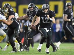 Párez (#12) lanzó para mil 460 yardas con cinco anotaciones y seis intercepciones con el Birmingham Iron.  TWITTER/@aafiron