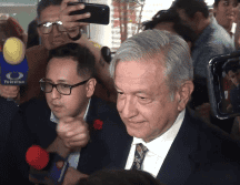 Entre el atropellamiento de los medios, López Obrador informó que no respondería a los cuestionamientos hasta el día de mañana, en la conferencia matutina. EL INFORMADOR