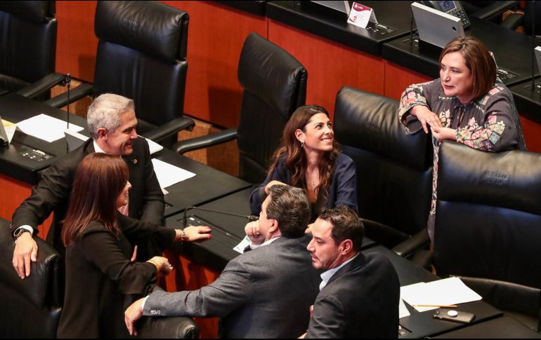 Xóchitl Gálvez (derecha) anticipó que con estos perfiles se corre el riesgo de que la CFE pueda perder calificación por malas decisiones en materia de inversión. SUN/D. Sánchez