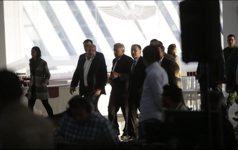 López Obrador sostiene una conferencia de prensa en el casino del Colegio del Aire de la zona militar. EL INFORMADOR / F. Atilano