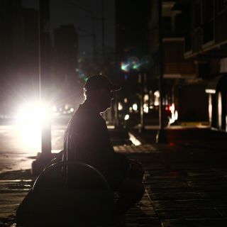 El gobierno cortará la electricidad a venezolanos 18 horas por semana
