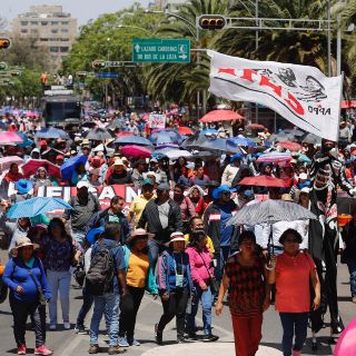 Maestros de la CNTE marchan hacia San Lázaro
