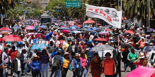 Maestros de la CNTE marchan hacia San L&aacute;zaro