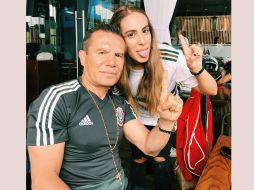 ''Bienvenido a la familia. Nomás que te falta aguantar tres rounds contra mí y es toda tuya'', dijo Chávez en la imagen donde aparece Nicole Chávez junto a su novio. INSTAGRAM / @nicolechavez98