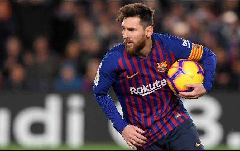 Para el presidente del conjunto catalán, Messi es jugador de un solo club porque su relación ''va más allá de su futbol''. AFP / ARCHIVO