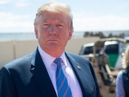 El presidente Donald Trump aterrizó en California para ver cercas recién construidas en la frontera con México, mientras se retiraba amenazó de cerrar la frontera. AFP / S. Loeb