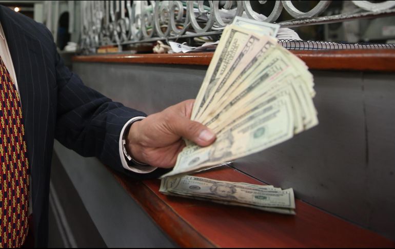 El billete verde se compró en un mínimo de 17.95 pesos. EL INFORMADOR/ARCHIVO