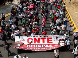 Miles de maestros protestan este viernes pidiendo la cancelación total de la reforma educativa, en la Ciudad de México. EFE/J. Méndez