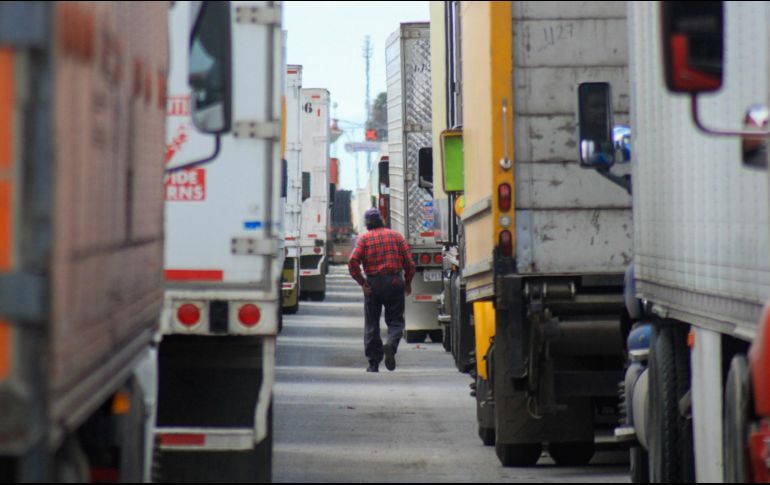 El cierre de carriles en la garita migratoria de Otay Mesa, debido a las medidas adoptadas por la Oficina de Aduanas y Protección Fronteriza de Estados Unidos para reforzar la frontera, ha retrasado la exportación de mercancía. EFE / J. Terriquez