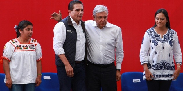 Abuchean al gobernador de Michoac&aacute;n en evento de L&oacute;pez Obrador