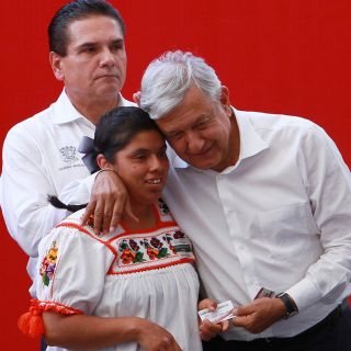 López Obrador acuerda federalizar la educación en Michoacán