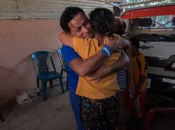 Uno de los liberados abraza a su madre. EFE/C. Herrera