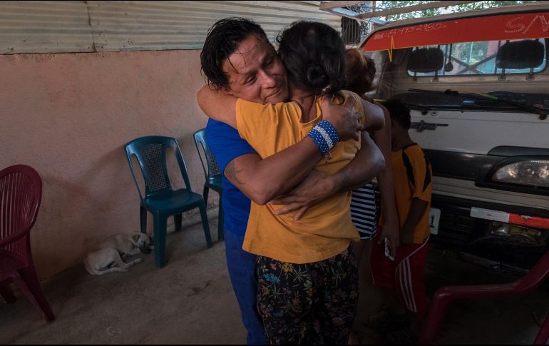 Uno de los liberados abraza a su madre. EFE/C. Herrera