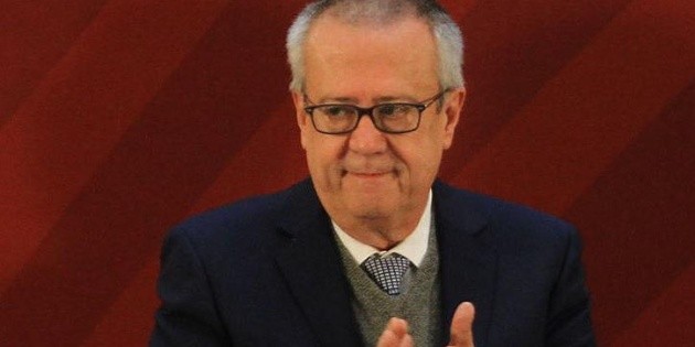 "Crecimiento econ&oacute;mico del 2% es insuficiente", dice Carlos Urz&uacute;a