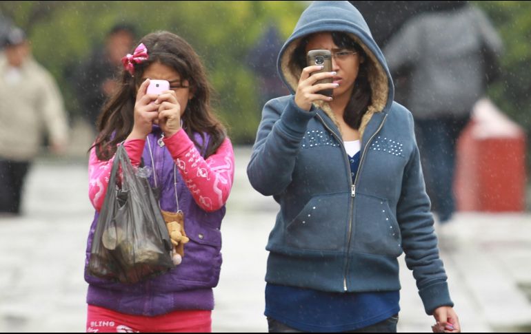  Detalló que más del 60% de los niños y adolescentes, y cerca del 50% de los adultos, pasan más de dos horas diarias frente a una pantalla. EL INFORMADOR/ ARCHIVO