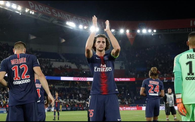 Los problemas entre el mediocampista (C) y el PSG no son nuevos; estos llevan ya unos meses, desde que se negara a renovar su contrato, que finaliza en junio. ESPECIAL / psg.fr