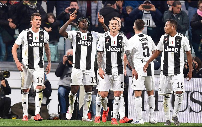 La Juve conseguirá su octavo Scudetto si el domingo el Nápoles pierde el domingo ante el Génova. EFE / A. Di Marco