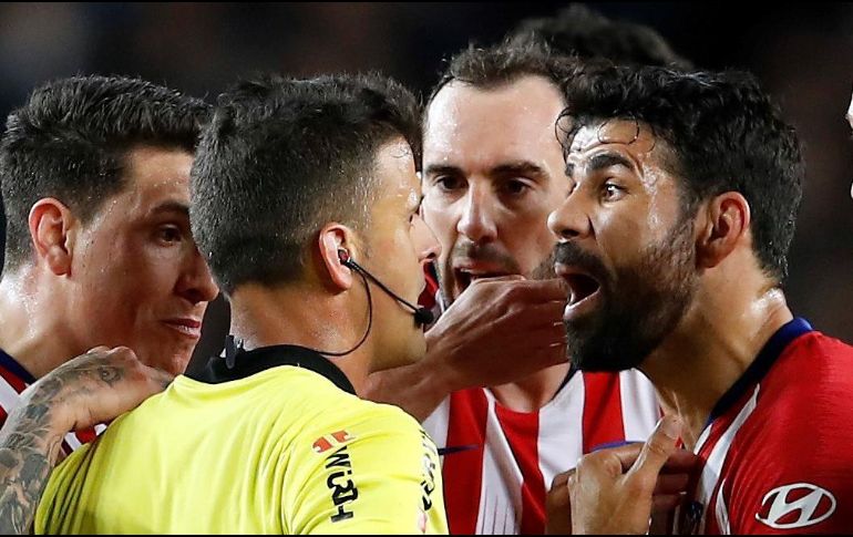 La expulsión de Costa (D) marcó el partido que prácticamente le entrega el título de Liga al Barcelona. EFE/A. Estévez