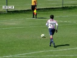 Campillo tuvo hoy un atisbo de la fama de un jugador profesional. FACEBOOK/@ChivasTV