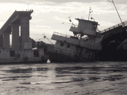 Una inspección al puente realizada en enero detectó problemas de corrosión en los pilares, pero autoridades decidieron no cerrar el tramo. TWITTER/@TVTenlinea