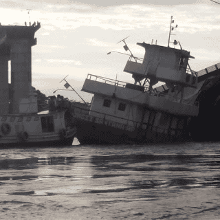 Ferry choca con puente en Brasil; dos autos caen a río