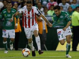 Fernando Navarro (d), de León, disputa la bola con Ventura Alvarado (i), de Necaxa, durante el juego. EFE/L. Ramírez