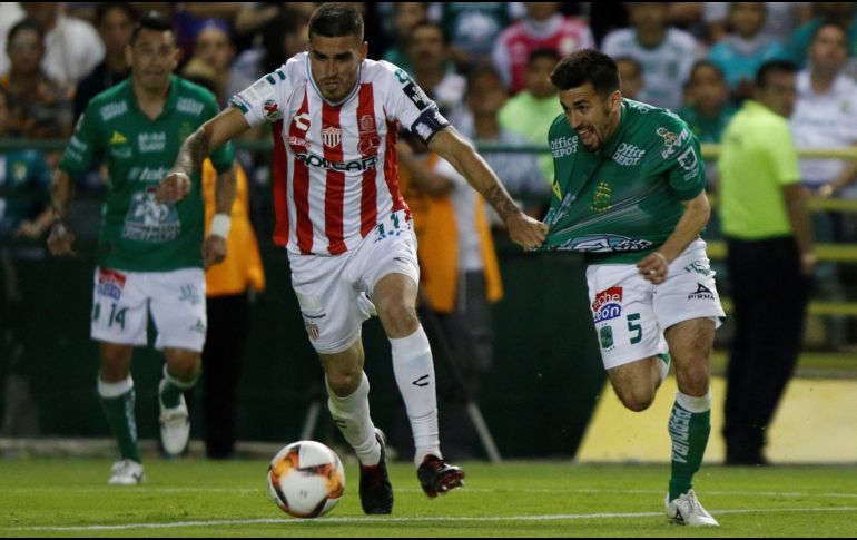 Fernando Navarro (d), de León, disputa la bola con Ventura Alvarado (i), de Necaxa, durante el juego. EFE/L. Ramírez