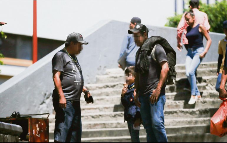 A pesar de los operativos, todos los días se puede observar venta de celulares sobre el puente que conecta el mercado con la Plaza Tapatía. EL INFORMADOR / F. Atilano