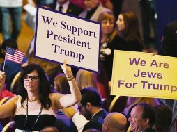 Simpatizantes del jefe de las Fuerzas Armadas de EU atienden el discurso del mandatario. AFP