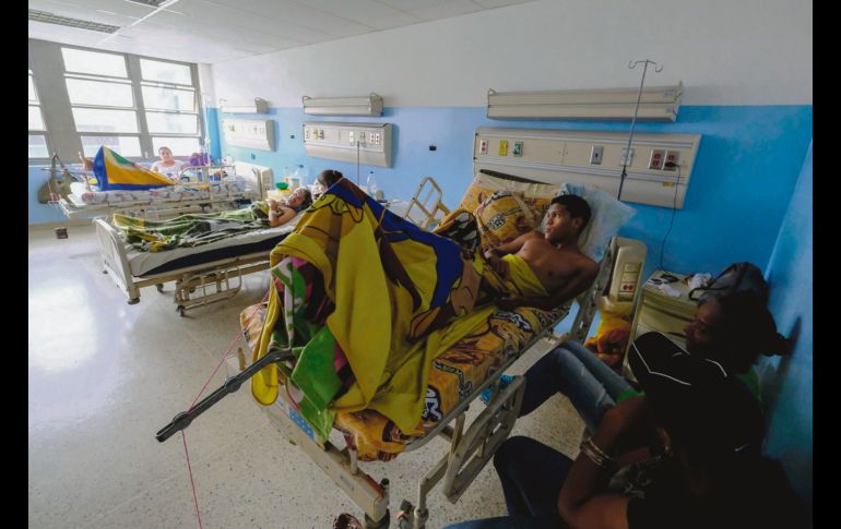 Pacientes aguardan el restablecimiento de la energía eléctrica en el hospital Miguel Pérez Carreño, en Caracas. AFP