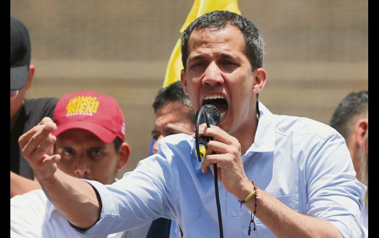 El autoproclamado presidente interino de Venezuela, Juan Guaidó, habla ante sus seguidores durante la jornada de protestas del sábado. Afirma que el régimen de Nicolás Maduro está por concluir. AP