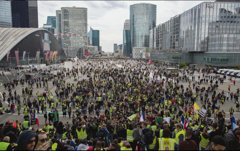 Los manifestantes del movimiento se reunieron en el distrito financiero de París, en el Arco de La Defensa. EFE