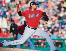 Carlos Carrasco ponchó a 12 bateadores de Toronto en cinco episodios, llevándose la victoria por los Indios. AFP / J. Miller
