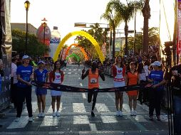 Kibet logra imponer condiciones desde temprano, pues llevaba una ventaja cercana a los 50 metros sobre el resto de los fondistas. EL INFORMADOR / D. Reos
