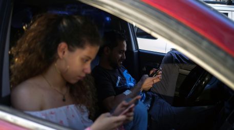 En Latinoamérica se consumía un promedio de 2.5 GB de internet móvil al mes en 2017, pero se estima que el año próximo la cifra crecerá a 6.8 GB. AFP/ARCHIVO
