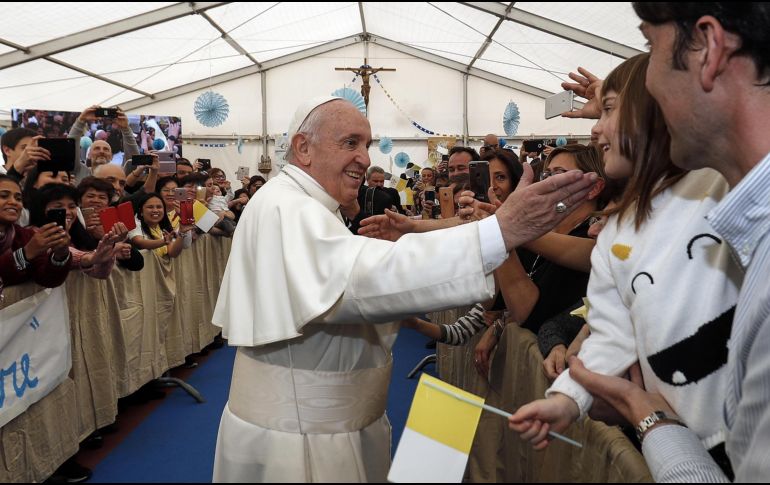 Fieles saludan al Papa a su llegada a la parroquia de San Julio, en Roma. EFE/EPA/R. Antimiani