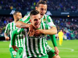 Andrés Guardado celebra en hombros de Lo Celso, autor de los dos goles verdiblancos. EFE/P. Herrera