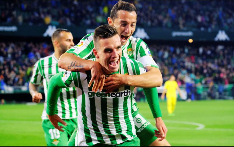 Andrés Guardado celebra en hombros de Lo Celso, autor de los dos goles verdiblancos. EFE/P. Herrera