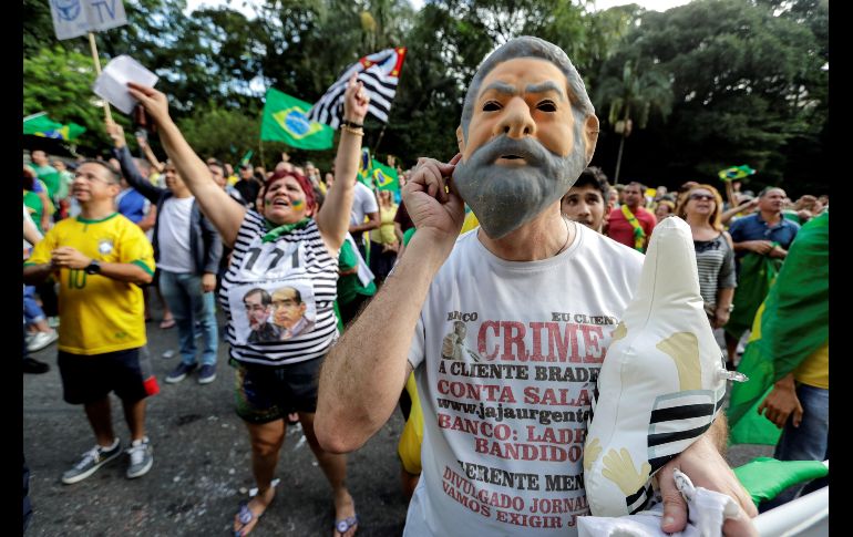 Un hombre con una careta de Lula participa en una marcha en la Avenida Paulista, en Sao Paulo.